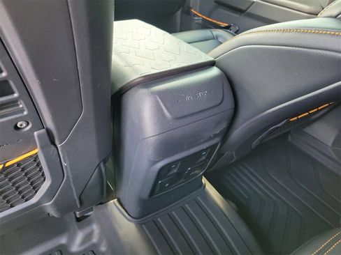 Used 2024 Ford Bronco Badlands image 11