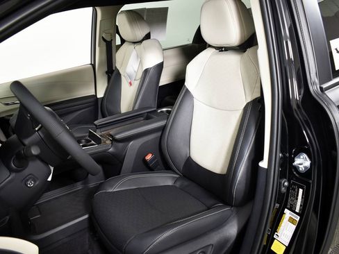 Certified 2025 Toyota Sienna Platinum image 11