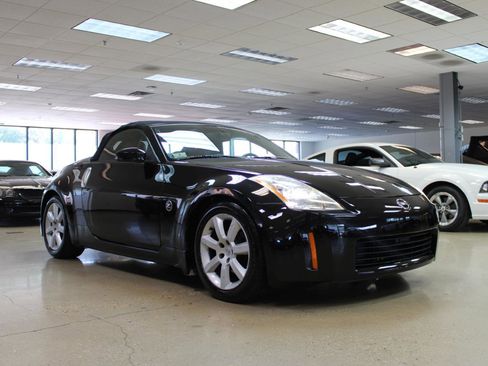 Used 2004 Nissan 350Z Touring RWD image 7