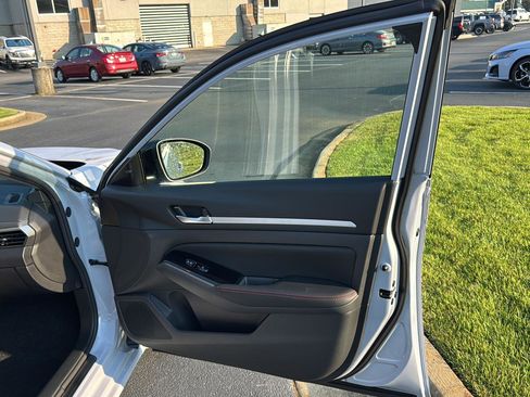 New 2025 Nissan Altima 2.5 SR image 12