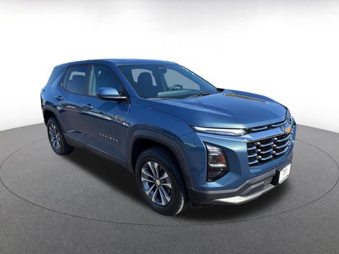 Used 2025 Chevrolet Equinox LT FWD image 2