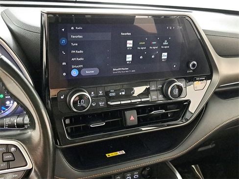 Used 2023 Toyota Highlander Bronze Edition image 30