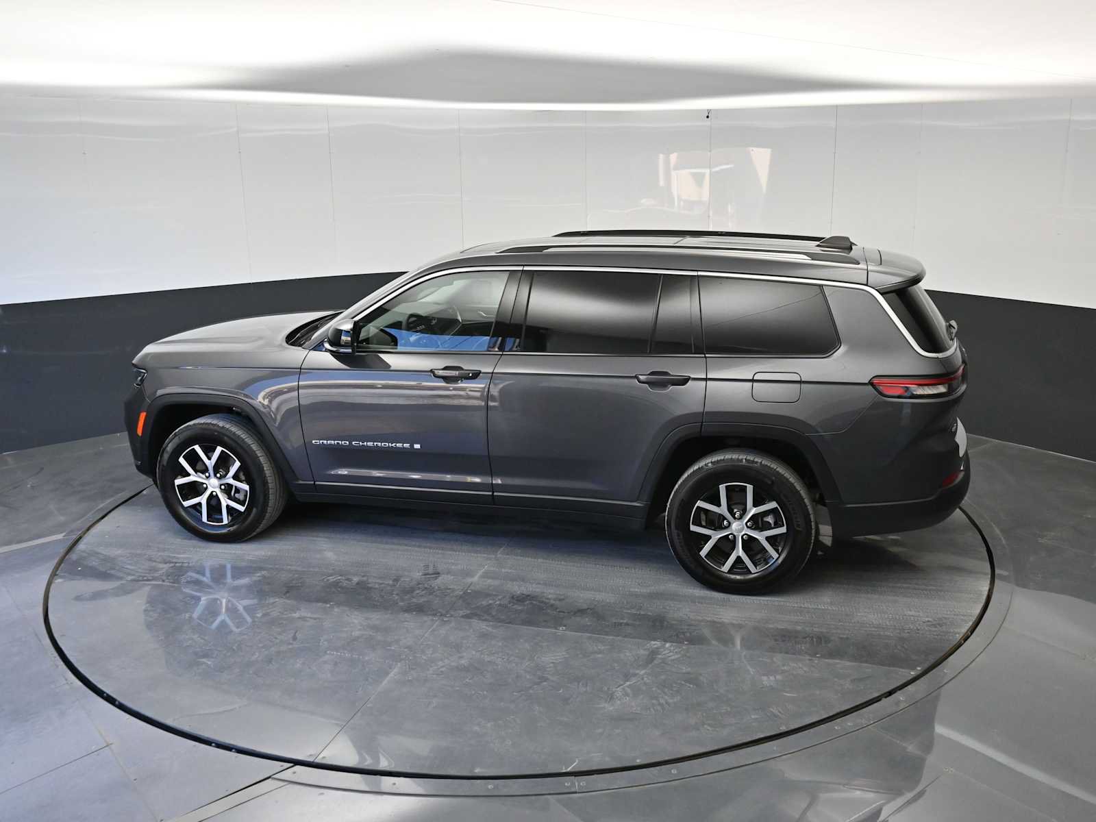Used 2023 Jeep Grand Cherokee L Limited w/ Luxury Tech Group II AWD/4WD image 29