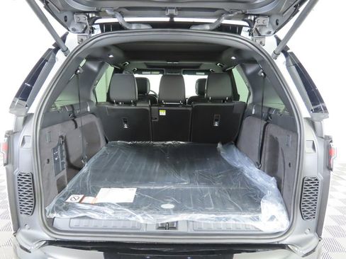 Used 2024 Land Rover Discovery Dynamic SE image 28