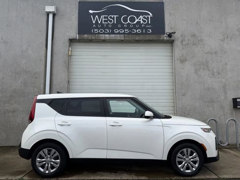 Used 2022 Kia Soul LX image 2