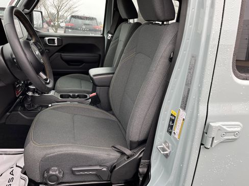 Used 2024 Jeep Wrangler Unlimited image 14