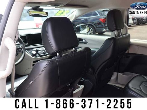 Used 2023 Chrysler Pacifica Touring-L FWD image 19