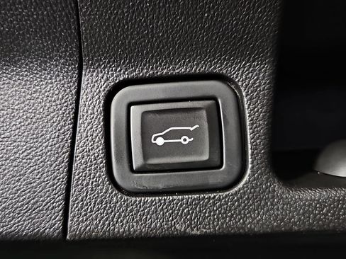 Used 2023 GMC Acadia SLE w/ Driver Convenience Package FWD image 13