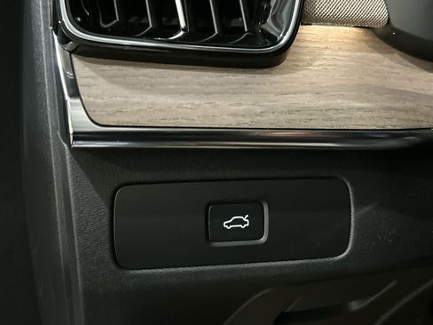 New 2026 Volvo XC90 B5 Core w/ Protection Package Premier image 21