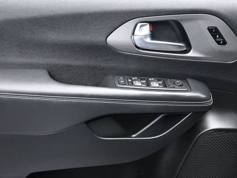 Used 2025 Chrysler Pacifica Select FWD image 8
