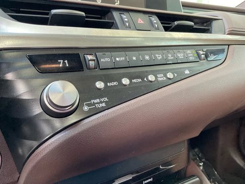 Used 2021 Lexus ES 250 image 21