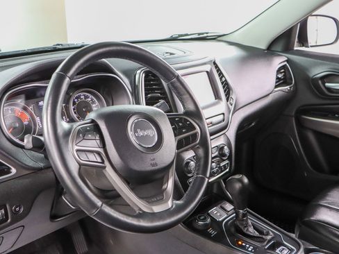 Used 2019 Jeep Cherokee Latitude Plus w/ Comfort/Convenience Group image 22