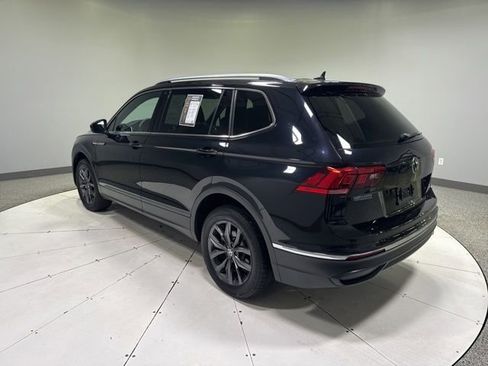 Used 2023 Volkswagen Tiguan SE w/ Panoramic Sunroof Package FWD image 3