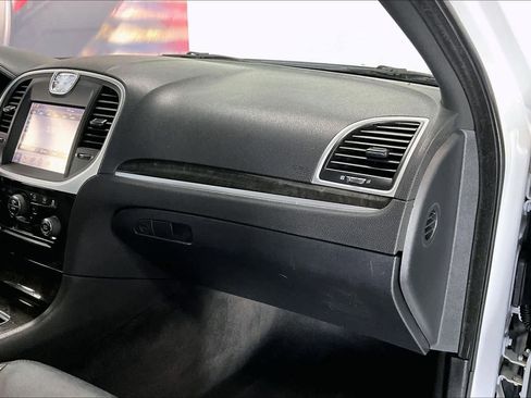 Used 2011 Chrysler 300 Limited image 21