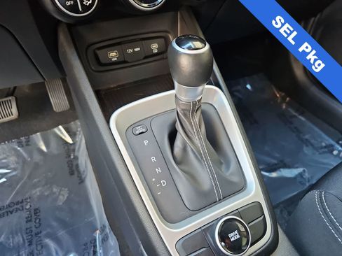 Certified 2023 Hyundai Venue SEL FWD image 21