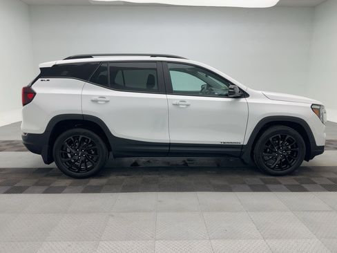 Used 2024 GMC Terrain SLE w/ Driver Convenience Package image 8