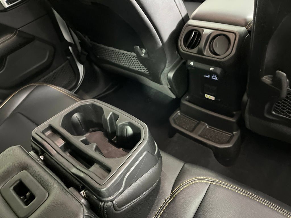 Used 2024 Jeep Wrangler Unlimited Sahara AWD/4WD image 9