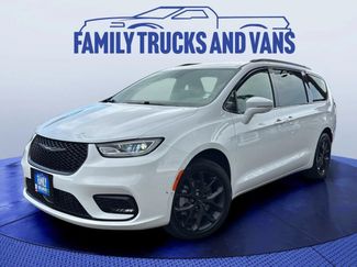 Used 2022 Chrysler Pacifica Touring-L w/ Uconnect Theater Family Group AWD/4WD video 1