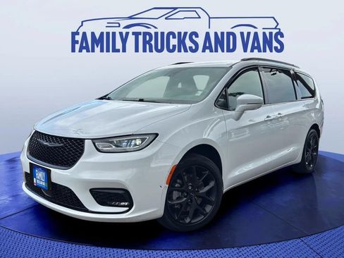 Used 2022 Chrysler Pacifica Touring-L w/ Uconnect Theater Family Group AWD/4WD image 1