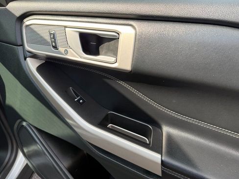 Used 2023 Ford Explorer Limited image 12