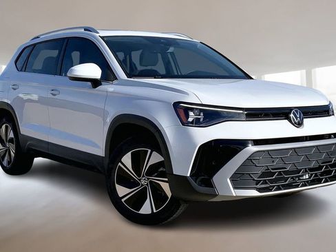 Used 2026 Volkswagen Taos SE AWD/4WD image 2