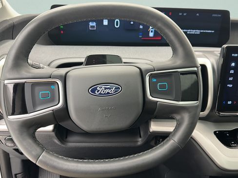 Used 2025 Ford Expedition Active AWD/4WD image 17