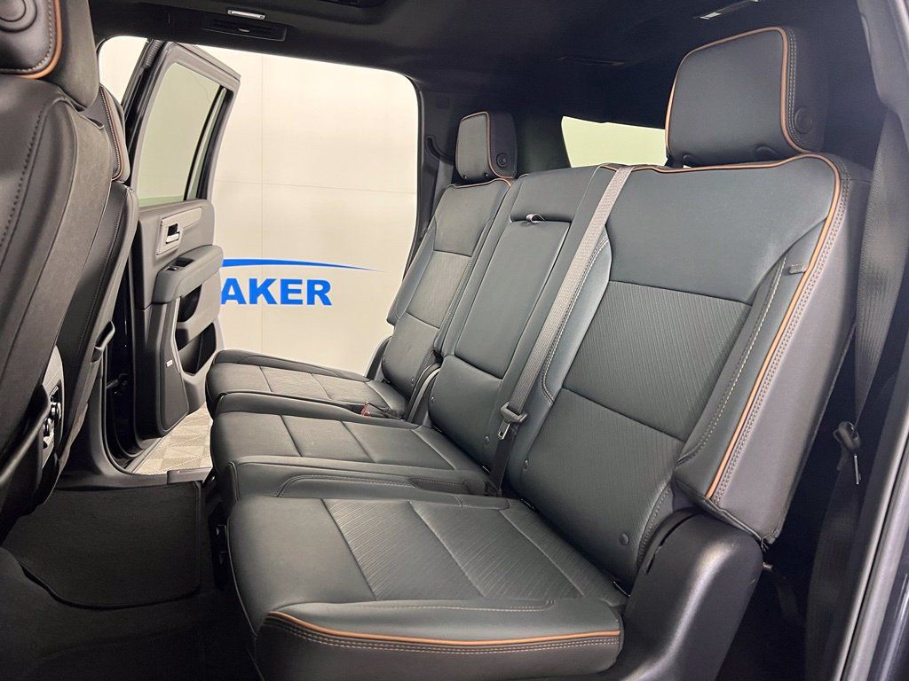 Used 2025 GMC Yukon XL AT4 AWD/4WD image 17
