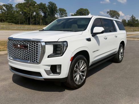 Used 2022 GMC Yukon XL Denali AWD/4WD image 2