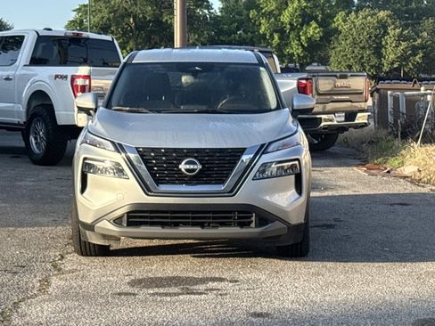 Used 2023 Nissan Rogue SV FWD image 2