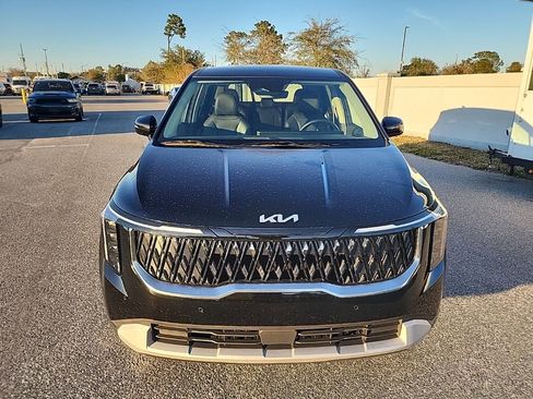 Used 2025 Kia Carnival image 2