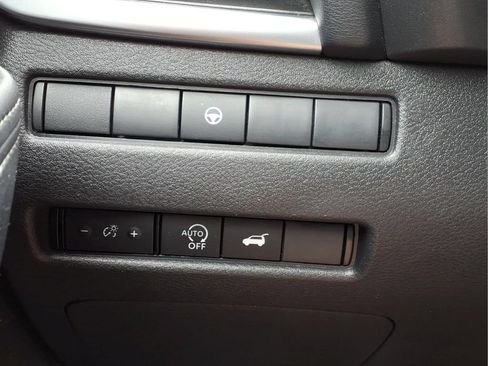 Used 2025 Nissan Rogue SV FWD image 18