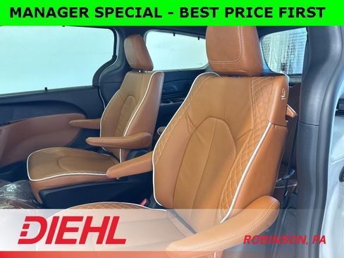 New 2026 Chrysler Pacifica Pinnacle image 23