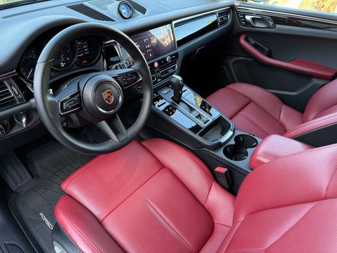 Certified 2025 Porsche Macan image 4