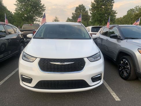 Used 2023 Chrysler Pacifica Touring-L FWD image 2