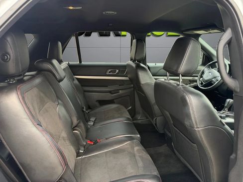 Used 2018 Ford Explorer XLT w/ Equipment Group 202A AWD/4WD image 21