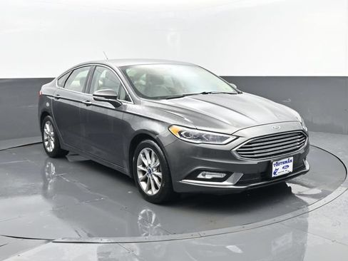 Certified 2017 Ford Fusion SE FWD image 3