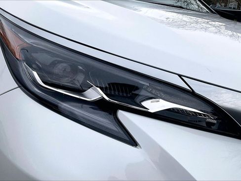 Used 2025 Toyota Sienna Platinum image 28