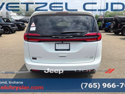 New 2027 Chrysler Pacifica Limited AWD/4WD image 6