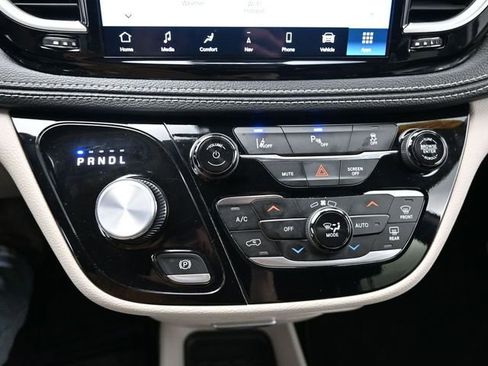Used 2024 Chrysler Pacifica Select image 38