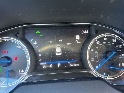 Used 2024 Toyota Venza XLE image 7