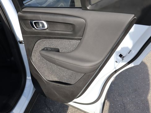 Used 2025 Volvo XC40 B5 Core image 33