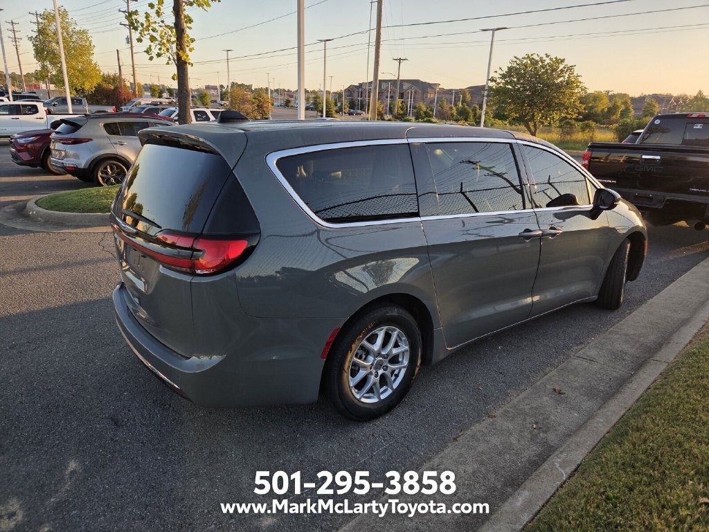 Used 2023 Chrysler Pacifica Touring-L FWD image 4