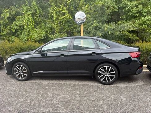Used 2025 Volkswagen Jetta SE FWD image 2