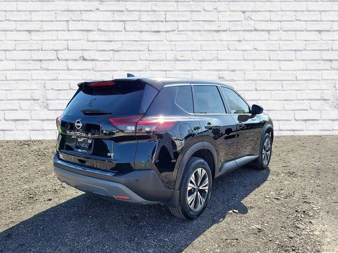 Used 2023 Nissan Rogue SV image 2