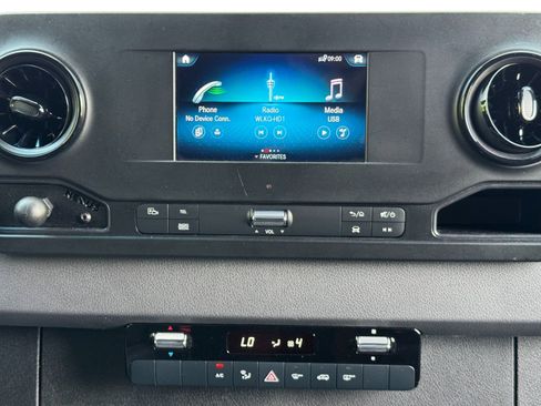 Used 2024 Mercedes-Benz Sprinter 2500 image 24