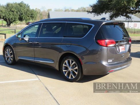 Used 2019 Chrysler Pacifica Limited w/ Tire & Wheel Group image 3