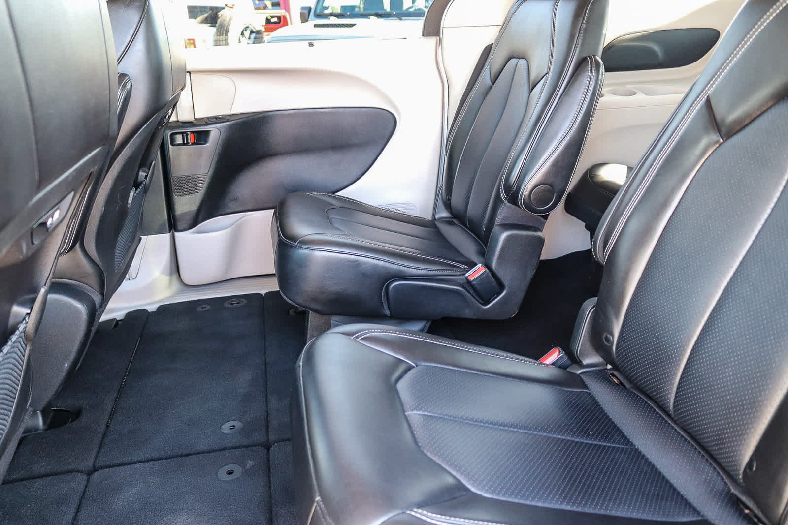 Used 2024 Chrysler Pacifica Touring-L FWD image 18