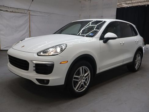 Used 2018 Porsche Cayenne w/ Premium Package AWD/4WD image 3