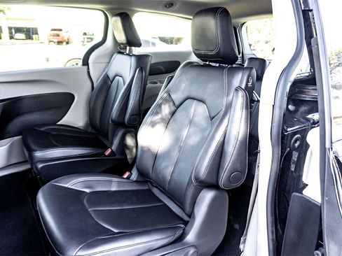 Used 2024 Chrysler Pacifica Select image 28