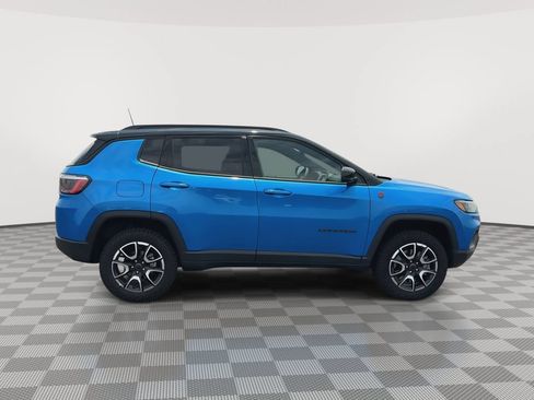Used 2025 Jeep Compass Trailhawk AWD/4WD image 9